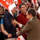 Zapatero saluda a miembros de Juventudes Socialistas de León