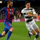 Aleix Vidal corre junto a Schulz en el Barça-Borussia en el Camp Nou.