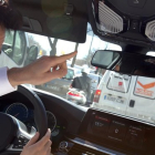 Un concdutor viaja en un vehículo de Volvo equipado con todos los nuevos sistremas de seguridad.