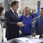 Rajoy conversa con un alumno durante la visita a un centro de Formación Profesional.