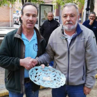 Laurentino Laso recibiendo el trofeo como primer clasificado. P.C.