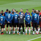 Los internacionales escuchan la charla de Lopetegui durante el último entrenamiento.