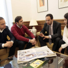 Rodríguez, en el centro, junto a César Luena, Antonio Hernando y Elena Castellano ayer en Madrid