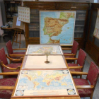 Detalle de algunos de los mapas de la colección del Instituto Padre Isla que ahora se pueden ver en una exposición. A la derecha, Pedro Víctor Fernández. P. V. FERNÁNDEZ