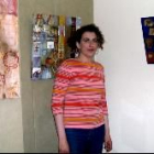 Cristina Ibáñez junto a dos de los cuadros que pueden contemplarse en Centro Arte