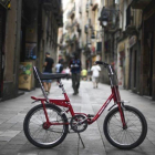 La bicicleta, ya recuperada, en la calle Hospital de Barcelona.