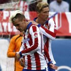 Fernando Torres felicita a Griezmann por su segundo gol.