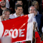 Carmona, Sánchez y Gabilondo al finalizar el acto de cierre de campaña del PSOE.