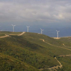 Uno de los parques eólicos que ahora mismo está en funcionamiento en una de las montañas que rodean al Bierzo. ANA F. BARREDO
