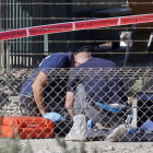 Policías israelís recopilan evidencias del lugar del ataque.