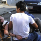 Génesis Carmona, evacuada en una moto tras ser tiroteada en la protesta de este martes en Valencia (Venezuela).