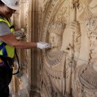 Una operaria participa en la restauración de la fachada de la Universidad de Salamanca. J. M. GARCÍA
