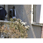 Policías franceses, ante el balcón de la vivienda del asesino de Toulouse, este viernes.