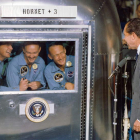 Nixon saluda a los tres astronautas que llegaron a la Luna durante su cuarentena.