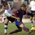 Rivera defiende el balón ante el ímpetu del valencianista Rubén Baraja