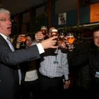 José Ángel Hermida brindó con cerveza con alumnos y su grupo