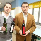 El alumno Jorge Gavela y el director técnico de la bodega, Pedro González, con las botellas de la Un