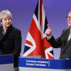 Theresa May y el presidente de la Comisión Europea, Jean Claude Juncker. OLIVIER HOSLET