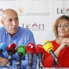 El alcalde de León, José Antonio Diez, acompañado de la portavoz, Evelia Fernández, ofrece un desayuno informativo para los medios de comunicación