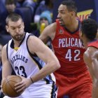 Marc Gasol piensa una jugada ante la oposición de Ajinca y Hield en el Memphis-Pelicans.