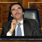 Aznar, pensativo, durante la sesión de ayer en el Congreso