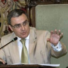 El alcalde del Lérida, Ángel Ros, durante la aprobación de la norma que prohíbe el burka.