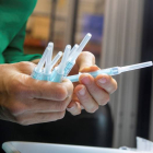 Jeringas fabricadas en Aragón para vacunar a más de 400 millones de personas. JAVIER CEBOLLADA