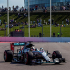 El piloto británico de Fórmula Uno, Lewis Hamilton de Mercedes AMG durante la segunda sesión de entrenamientos libres en el circuito autódromo de Sochi