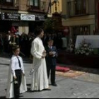 La procesión antes de rezar el responso en el altar de la plaza de San Martín