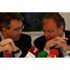 Juan Martínez Majo y Antonio Silván charlan antes de comenzar el desayuno informativo
