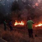 Vecinos junto al alcalde, Olivio Campo, tratando de sofocar el incendio. LUIS MANUEL ESTEBAN