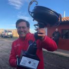 León se apuntó el triunfo en la séptima edición de la Copa del Negrón e intentará repetir en la octava. A la derecha el maragato Javier Tejedor con el trofeo. DL