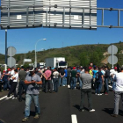 Alrededor de 400 mineros se concentraron para impedir el paso de vehículos por la autopista León-Campomanes.