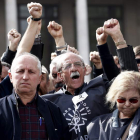 Una multitud muestra su repulsa contra el atentado.