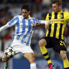 El jugador del Málaga Isco se dispone a chutar el balón ante el defensa polaco del Borussia de Dortmund, Lukasz Pisczek.