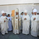 Los obispos de Astorga y León, en el centro, durante un acto en Ponferrada.