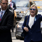 La candidata Clinton en una calle de Nueva York, este domingo.