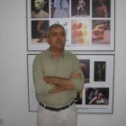 Luis Miguel Alonso posa junto a las fotografías de la exposición