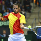 El tenista español Feliciano López devuelve una bola al alemán Florian Mayer, durante el partido de la primera ronda de la Copa Davis disputado en Fráncfort, Alemania.