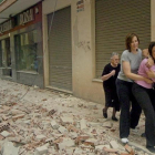 Varias personas en la calle de Galicia de Lorca  una de las afectadas por el terremoto de 5 2 grados que sacudió Murcia, el 11 de mayo del 2011.