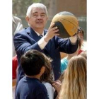 Maragall juega con un balón durante su visita, ayer, a un colegio