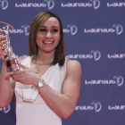 Jessica Ennis posa con su Lareus a la mejor deportista del 2012, este lunes en Río de Janeiro.