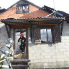 Cuando los bomberos llegaron a la casa siniestrada, las llamas ocupaban toda la parte baja.