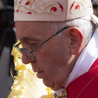 El papa, durante la ceremonia del Domingo de Ramos.  CLAUDIO PERI