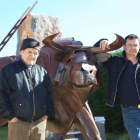 Cosme Paredes y el escultor leonés Amancio González posan junto a una de las esculturas del artista ecuatoriano realizada en chapa.