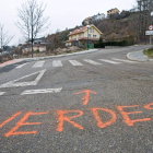 Una de las pintadas aparecidas el lunes por la mañana en Villablino contra los ecologistas.