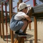 Un niño se divierte en los juegos que existen en uno de los parque de Trobajo del Camino