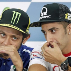 Andrea Iannone, a la derecha, dialoga con Valentino Rossi.