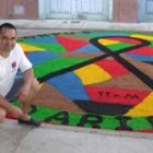 Dionisio Villar posa ante una de sus creaciones, elaboradas con serrín coloreado