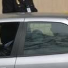 Un coche de policía traslada a uno de los detenidos a la Audiencia